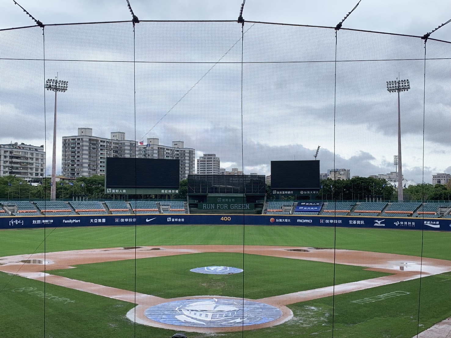 中職 / 大雨就要開始不停的下 新莊球場台鋼富邦戰宣布延賽